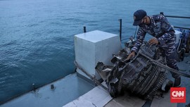 Turbin Pesawat Sriwijaya Air SJ 182 Dievakuasi KRI Cucut