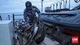 TNI AL mengangkat puing yang diduga bagian turbin dari pesawatSriwijaya AirSJ 182 yang jatuh di perairan Kepulauan Seribu.