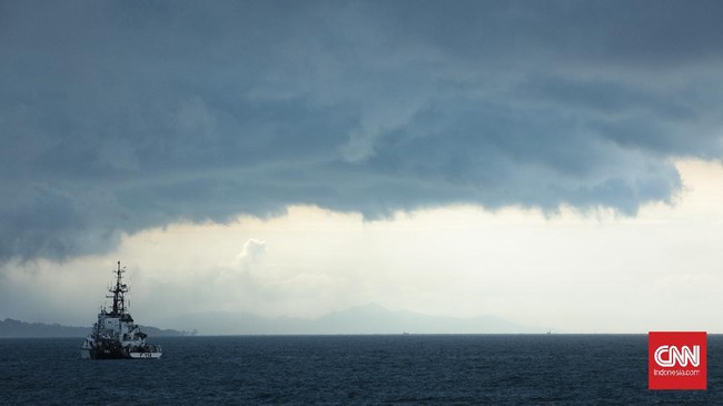 Waterspout di Kabupaten Jeneponto, Sulawesi Selatan terbentuk karena ada pertumbuhan awan Cumulonimbus di atas perairan dan didukung oleh perbedaan temperatur.
