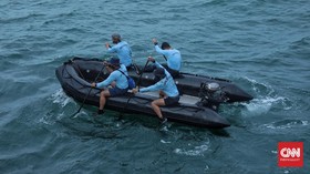 Bagian Pesawat Diduga Mengapung Bersama Sampah Laut