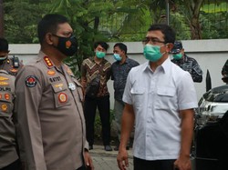 Keluarga Kru Sriwijaya Air SJ182 Fadly Satrianto di Surabaya Tak ke Jakarta