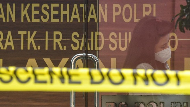 Keluarga Brigadir RA tiba di RS Polri Keramat Jati, Jakarta Timur untuk melihat jenazah anggota Polresta Manado yang diduga bunuh diri.