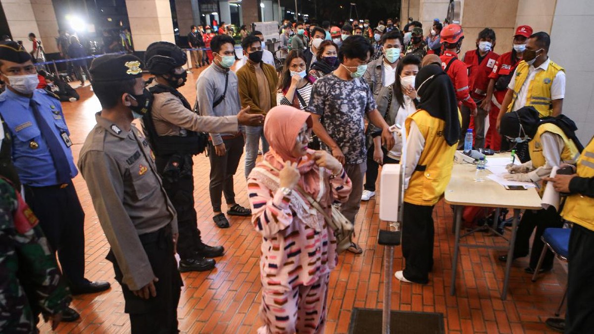 FOTO: Asa Keluarga Korban Menanti Kabar Sriwijaya Air SJ 182
