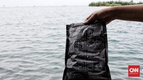 Warga Pulau Lancang Temukan Penghangat Diduga dari SJ 182