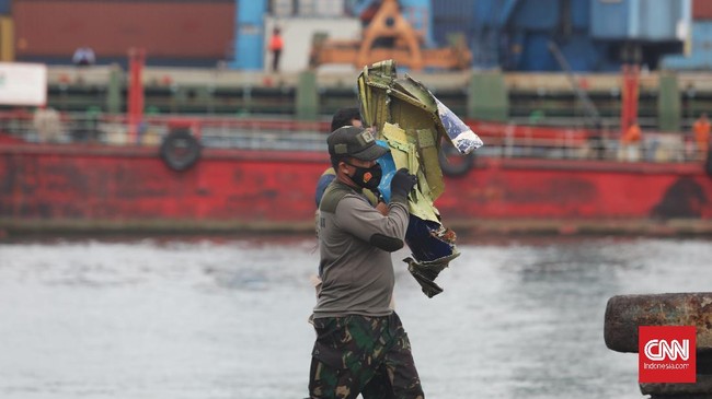 Pencarian di malam hari dilakukan secara terbatas. Sebab tak semua kapal memiliki peralatan bawah laut seperti Mutibeam Echosounder dan ROV.