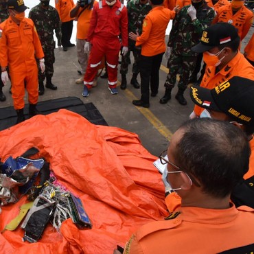 KRI Temukan Serpihan Ban Pesawat Sriwijaya Air SJ182 yang Jatuh