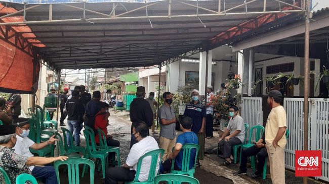 Tenda dan bendera kuning berdiri di rumah Kapten Afwan, Pilot Sriwijaya Air SJ 182 yang jatuh di perairan Pulau Seribu, Jakarta.