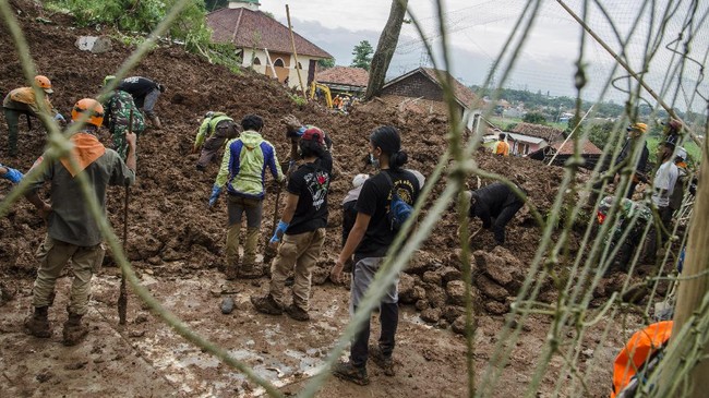 Kondisi cuaca yang terus hujan dan pergerakan tanah dinilai membahayakan petugas. Saat ini tercatat 27 orang masih hilang dan diduga tertimbun longsor.