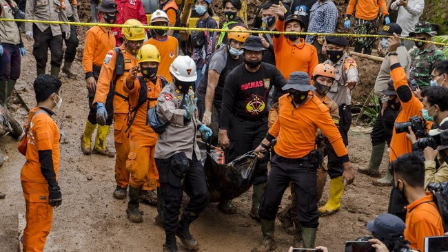 Tim SAR gabungan masih terus melakukan pencarian di sekitar lokasi longsor, Dusun Bojong Kondang, Kecamatan Cimanggung, Sumedang, Jawa Barat.