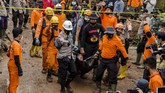 FOTO: Longsor di Sumedang, 13 Tewas dan 18 Terluka Longsor yang terjadi di Dusun Bojong Kondang, Desa Cihanjuang, Kecamatan Cimanggung, Kabupaten Sumedang menewaskan 13 orang dan sedikitnya 18 terluka.