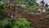 FOTO: Longsor di Sumedang, 13 Tewas dan 18 Terluka Longsor yang terjadi di Dusun Bojong Kondang, Desa Cihanjuang, Kecamatan Cimanggung, Kabupaten Sumedang menewaskan 13 orang dan sedikitnya 18 terluka.