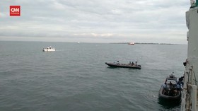 VIDEO: Tim Penyelam TNI AL Cari SJ182 Hingga Kedalaman 25 M
