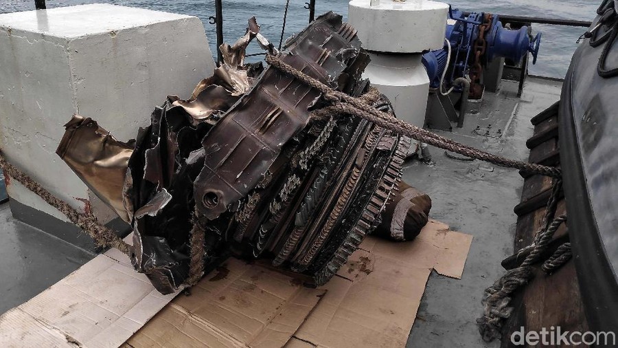 Turbin Pesawat Sriwijaya Air SJ182 Berhasil Diangkat Turbin pesawat Sriwijaya Air SJ182 berhasil ditemukan. Potongan mesin pesawat jenis Boeing 737-500 tersebut diangkat dengan crane milik KRI Cucut-866.