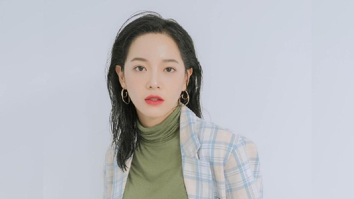 10 Pesona Kim Sejeong dalam Setelan Jas dan Blazer yang Kece Abis