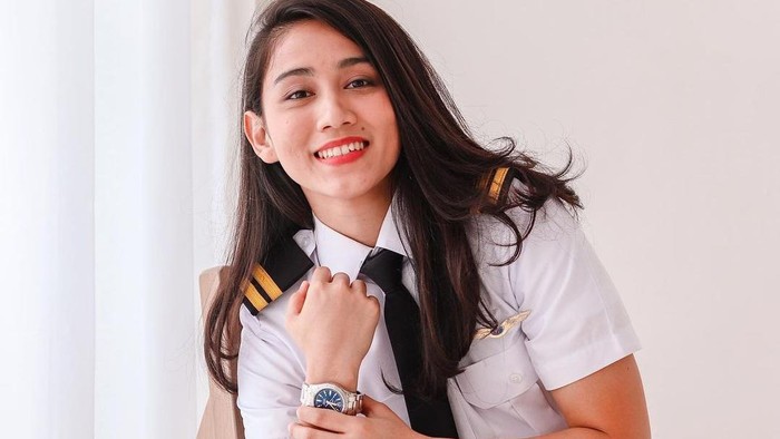 10 Pesona Athira Farina, Pilot Cantik yang Dijodohkan untuk El Rumi