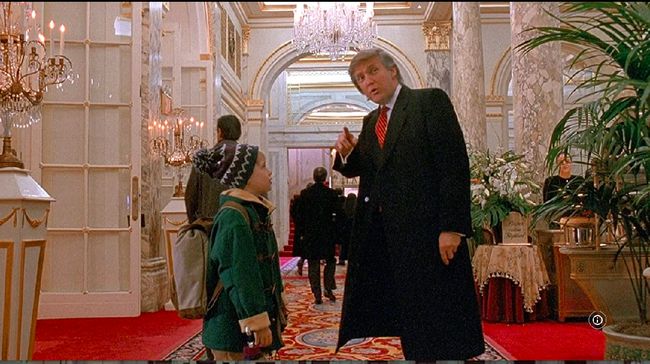 Warganet menghapus Donald Trump dari adegan Home Alone 2 dan mengganti wajah sang presiden dengan sosok lain, seperti Keanu Reeves dan Macaulay Culkin dewasa.