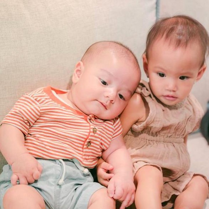 <p>Bersama Claire, anak Shandy Aulia. Air Rumi terlihat seperti boneka ya? (Foto: Instagram @airrumiakbar1453)</p>