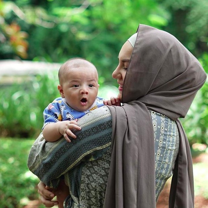 <p>Menurut Bunda, baby Air Rumi lebih mirip Bunda atau Ayahnya? (Foto: Instagram @airrumiakbar1453)</p>