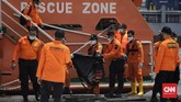 FOTO: Temuan Hari Ketiga Operasi Pencarian Sriwijaya SJ 182 Operasi pencarian Sriwijaya Air SJ-182 hari ketiga mencari jasad penumpang, serpihan bagian pesawat, hingga kotak hitam di bawah permukaan laut.
