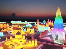 China Bangun Kota Beku dan Istana Warna-warni dalam Festival Es