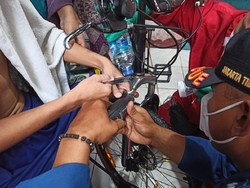 Damkar Evakuasi Jari Pria di Jaktim yang Tersangkut Shockbreaker Sepeda