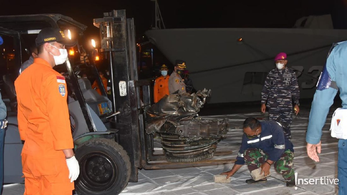 Evakuasi turbin pesawat Sriwijaya Air SJ182