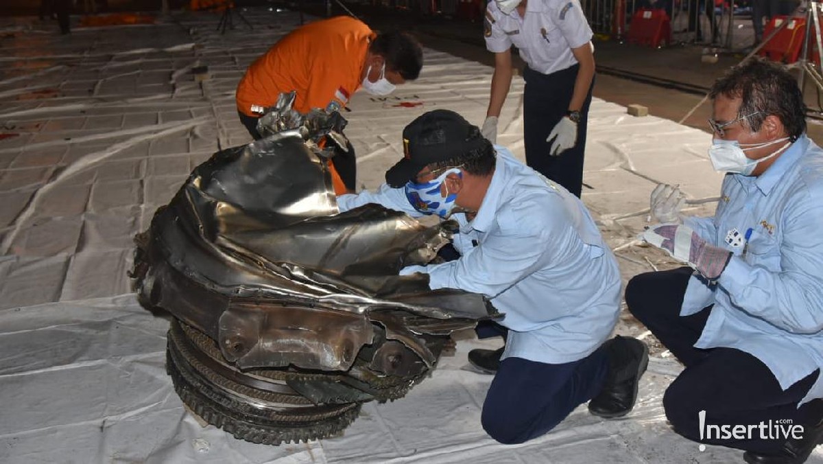 Evakuasi turbin pesawat Sriwijaya Air SJ182