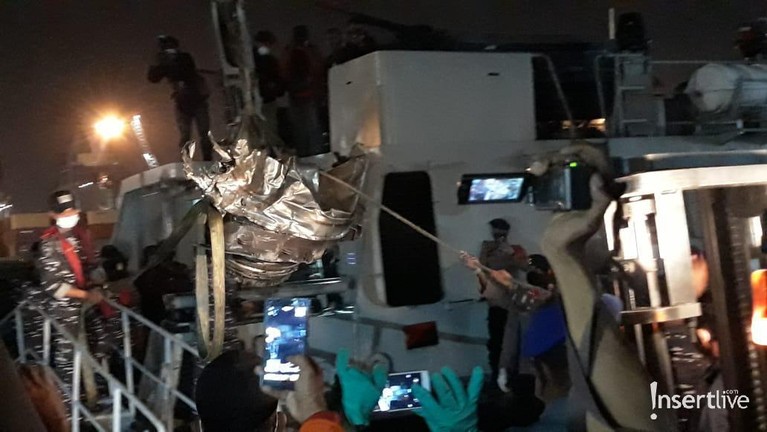 Evakuasi turbin pesawat Sriwijaya Air SJ182