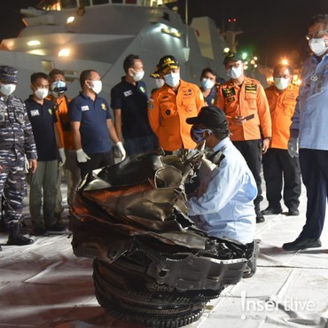 Potret Evakuasi Turbin Pesawat Sriwijaya Air SJ182 yang Jatuh