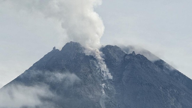Pantauan BPPTKG menemukan adanya titik api diam di kubah lava bagian tengah kawah Gunung Merapi.