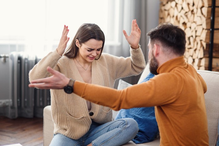 Taurus adalah tipe yang sulit melepaskan masa lalu karena mereka sangat menghargai prinsip. Dia tipe orang yang akan mengungkit pertengkaran yang terjadi setahun lalu dan masih merasa kesal karenanya.