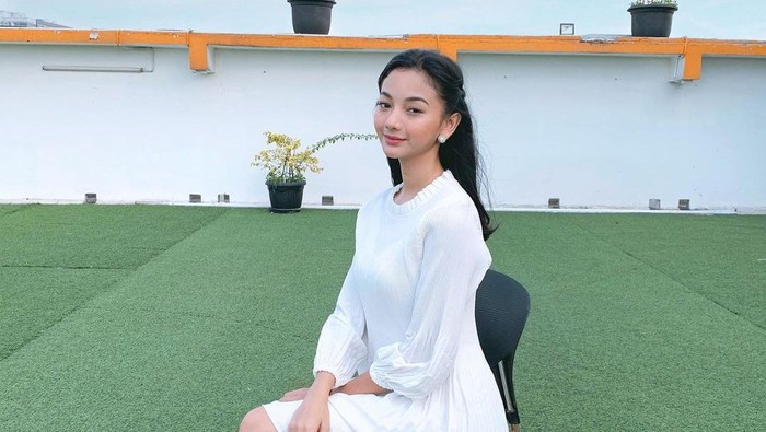 Inspirasi Fashion Feminin Berkelas ala Glenca Chysara Pemeran Elsa 'Ikatan Cinta'