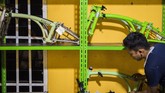 FOTO: Kreasi Sepeda Buatan Anak Bangsa saat Pandemi Corona Pandemi virus corona membuat seorang pengrajin tas sepeda mengembangkan usahanya dengan memproduksi sepeda lipat tiga mirip Brompton.