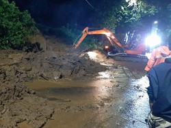 Longsor Tutup Jalan Riung Gunung, Akses Puncak Bogor Ditutup
