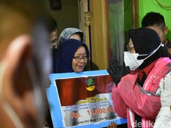 Mensos Risma Berikan Rp 15 Juta Bagi Korban Longsor Cimanggung