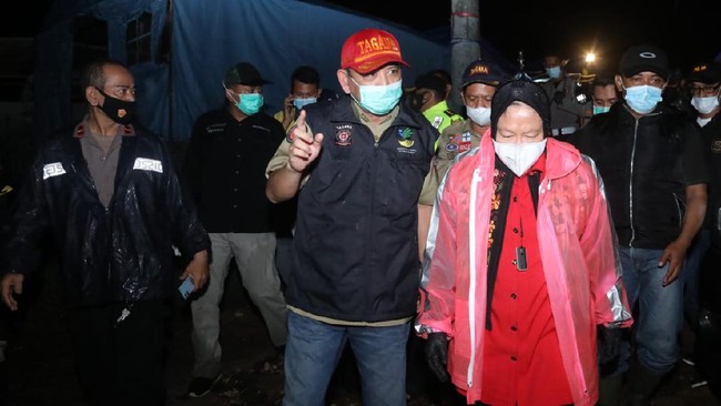 Mensos Tri Rismaharini mengunjungi pengungsi banjir Indramayu pada Senin (8/2) malam hingga Selasa dini hari untuk memastikan penanganan bencana.