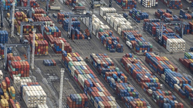 BPS menyebut surplus neraca perdagangan pada Oktober 2021 menjadi yang tertinggi sepanjang sejarah, setelah rekor pada Agutus 2021.