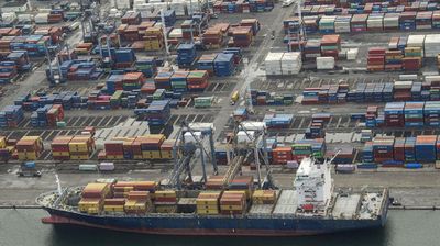 Foto udara Pelabuhan Tanjung Priok, Jakarta, Minggu (10/1/2021). Berdasarkan data yang dirilis Bank Indonesia (BI), neraca perdagangan Indonesia pada Januari-November 2020 mencapai surplus 19,66 milia