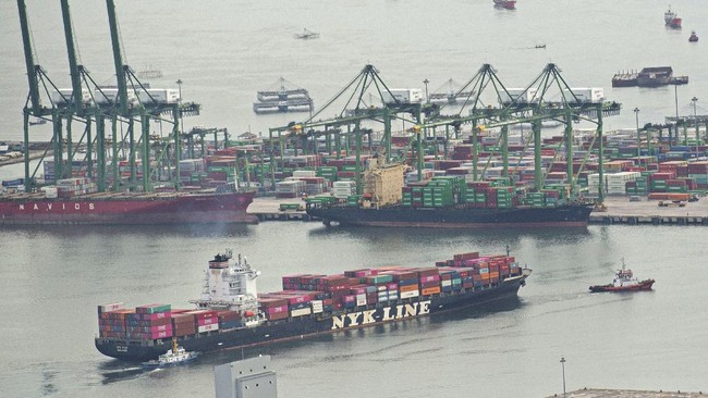 BPS mencatat realisasi surplus neraca perdagangan Indonesia mencapai US$21,74 miliar pada 2020 merupakan yang tertinggi sejak 2011.