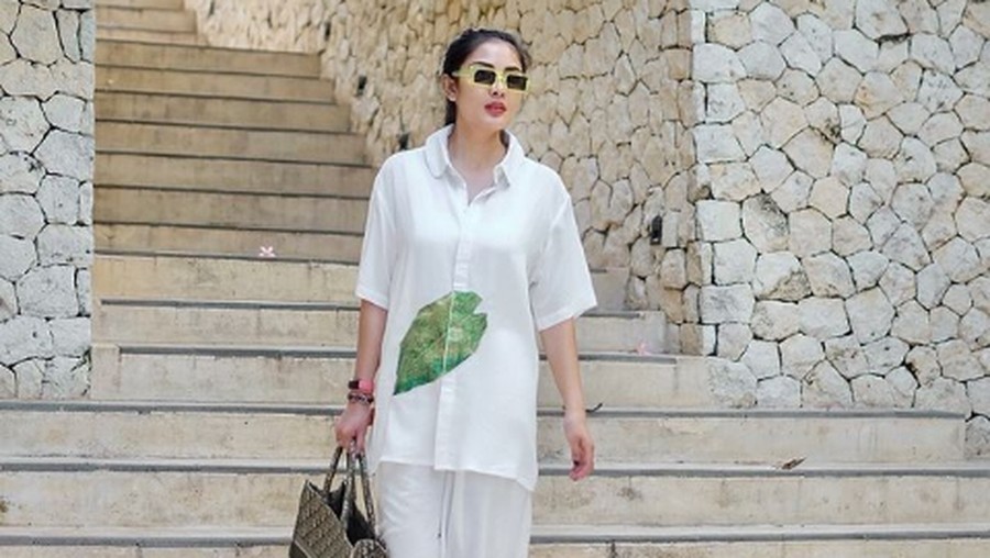 Gaya liburan Nindy Ayunda di Bali.