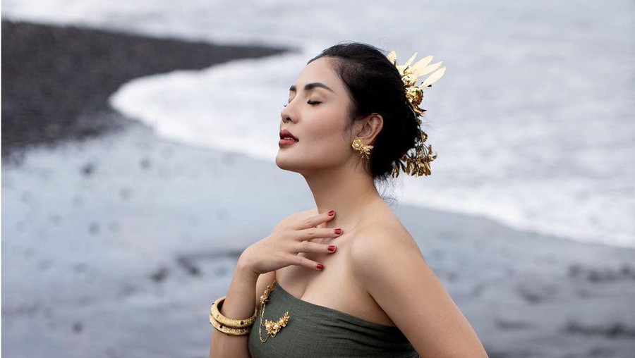 Nindy Ayunda di Bali Gaya liburan Nindy Ayunda di Bali.