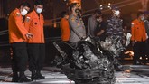 FOTO: Penampakan Turbin Pesawat Sriwijaya Air SJ 182 TNI AL mengangkat puing yang diduga bagian turbin dari pesawatSriwijaya AirSJ 182 yang jatuh di perairan Kepulauan Seribu.