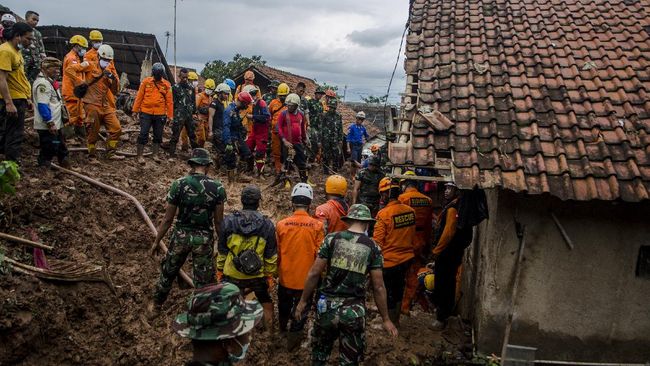 Tim SAR gabungan masih terus mencari 2 orang yang hilang setelah longsor di Desa Cihanjuang, Kecamatan Cimanggung, Kabupaten Sumedang.