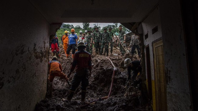 Tim SAR gabungan masih terus mencari warga yang masih hilang usai tanah longsor di Desa Ngetos, Kabupaten Nganjuk, Jawa Timur, Minggu (14/2).