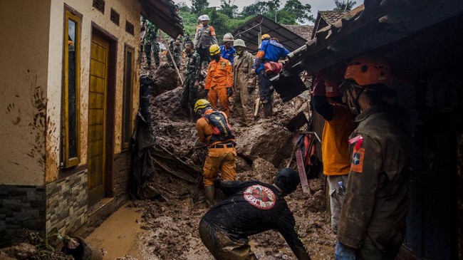 Tim SAR gabungan masih terus mencari 16 korban tanah longsor yang belum ditemukan. Bantuan alat berat masih kesulitan mencapai lokasi longsor.