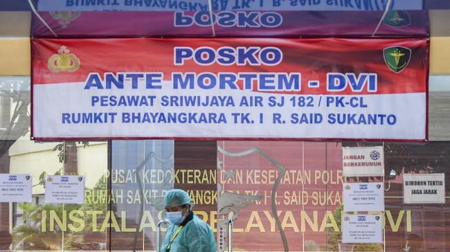 Sejauh ini dari total 62 orang dalam manifes Sriwijaya Air SJ 182, tim DVI Polri telah menerima sampel DNA dari 59 keluarga korban untuk proses identifikasi.