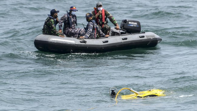 FOTO: ROV Robot Bawah Laut Menyelam Cari Black Box SJ 182
