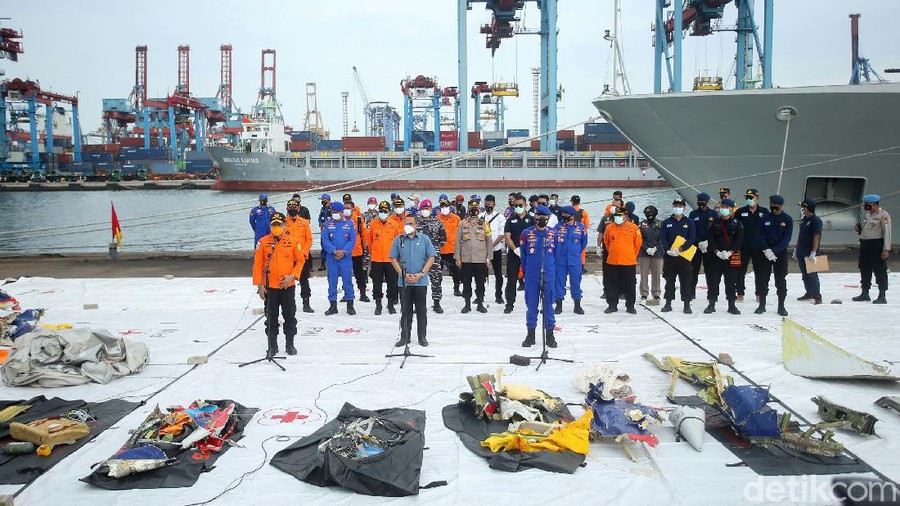 Petugas temukan puluhan serpihan pesawat Sriwijaya Air SJ182. Puluhan serpihan pesawat itu ditemukan petugas dari proses evakuasi di perairan Kepulauan Seribu.