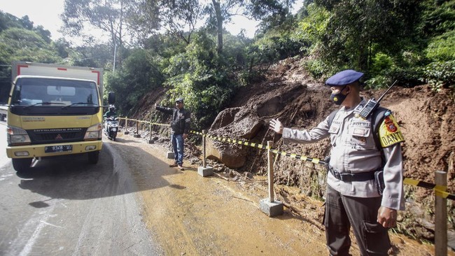 Polres Cianjur memastikan penanganan peristiwa bahu jalan amblas di Ciloto sudah tidak lagi menghambat arus lalu lintas dari Puncak menuju Cianjur.