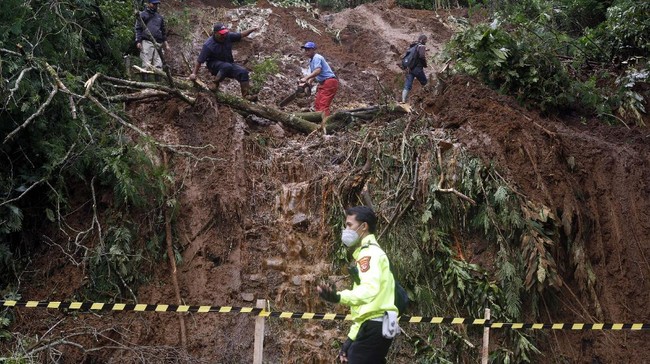 Jalur Puncak-Cianjur, Jawa Barat, tepatnya di jalur Sate Sinta, Desa Cijedil, Kecamatan Cugenang, ditutup sementara karena kembali longsor.